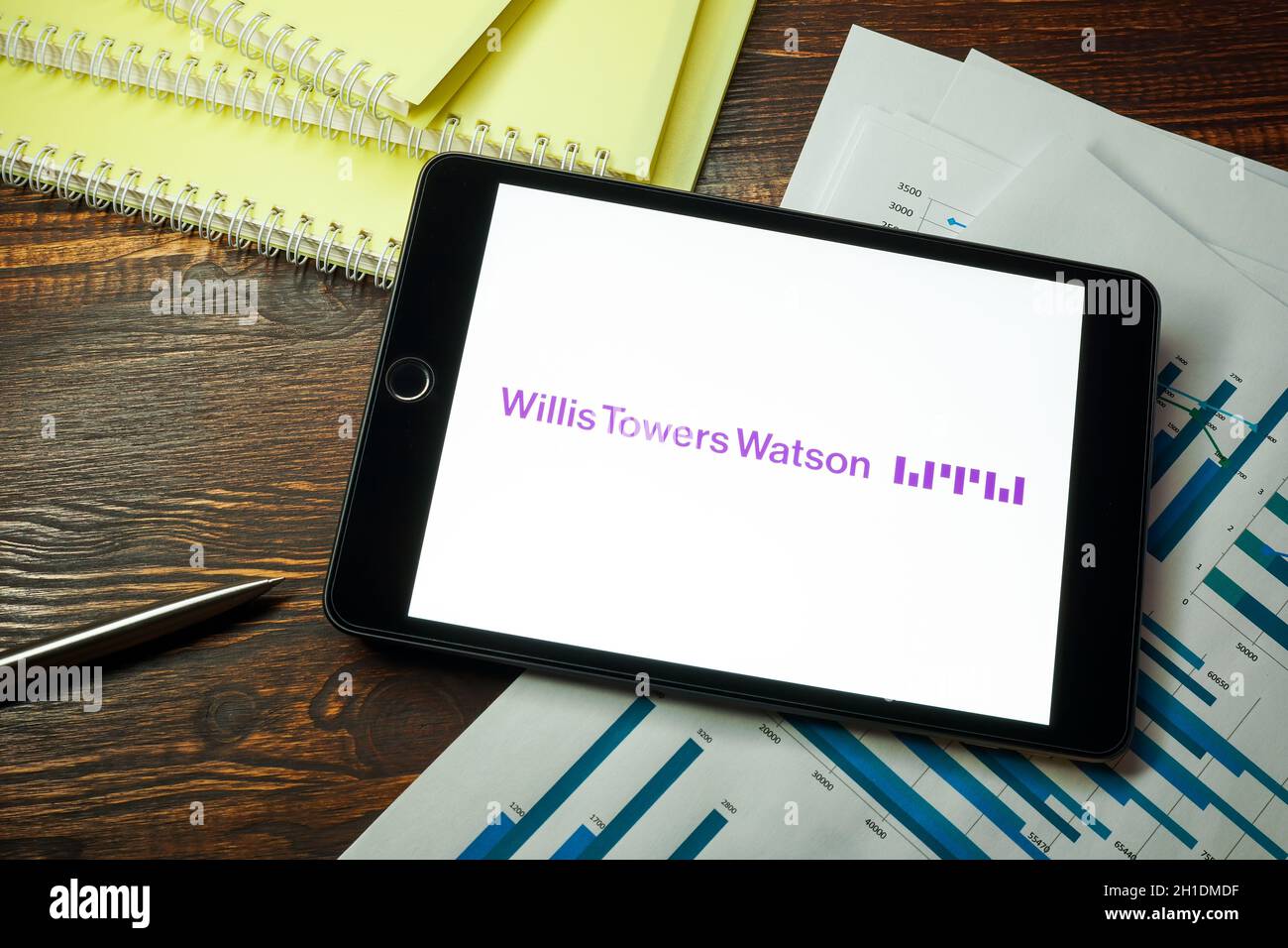 KIEW, UKRAINE - 21. August 2021. Willis Towers Watson Logo und Papiere. Stockfoto
