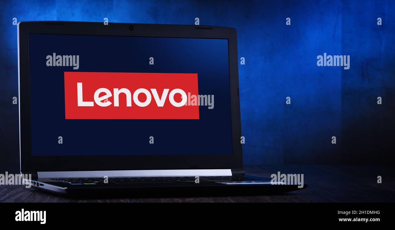 POZNAN, POL - 24. MÄRZ 2020: Laptop-Computer mit Logo von Lenovo, einem multinationalen Technologieunternehmen mit Hauptsitz in Peking, China Stockfoto