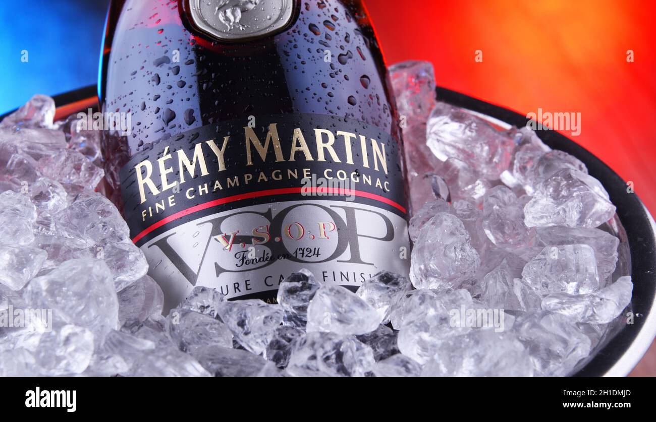 POZNAN, POL - APR 7, 2020: Flasche Remy Martin, die Marke, die auf Cognac Fine Champagne spezialisiert ist. Stockfoto