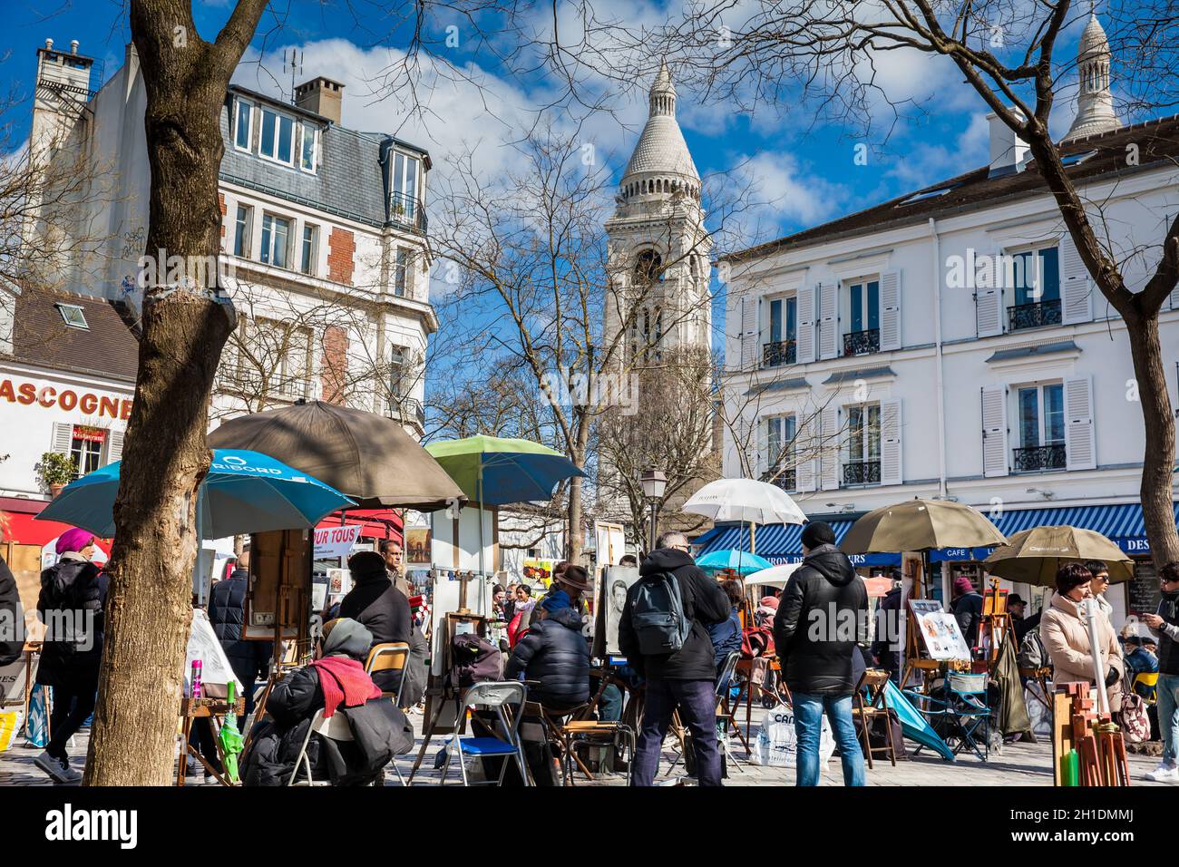 PARIS, FRANKREICH - MÄRZ 2018: Künstler arbeiten am berühmten Place du Tertre im Viertel Montmartre Stockfoto