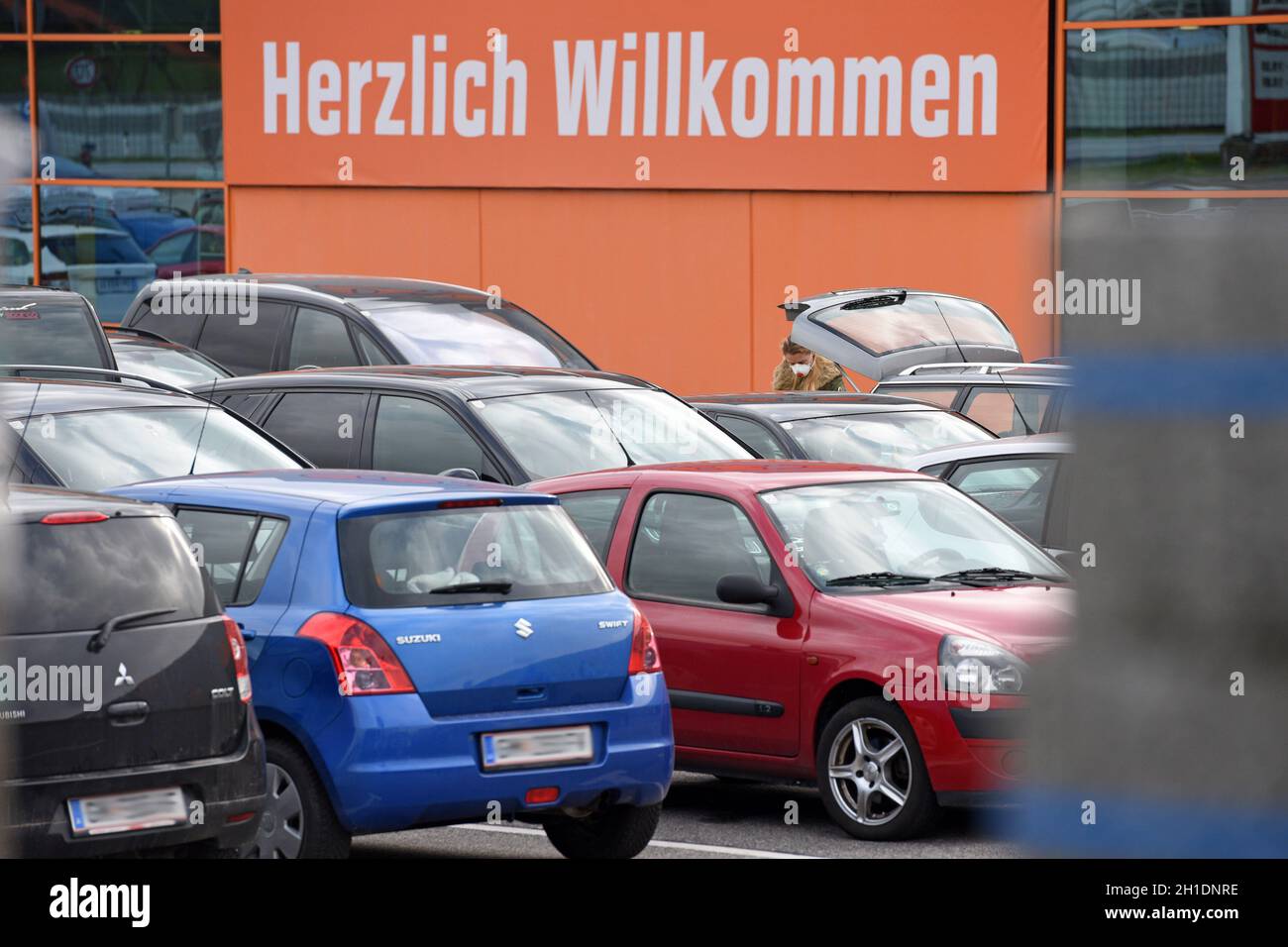 Die Baumärkte wurden am 14. April 2020 nach der vierjährigen Corona-Sperre wieder geöffnet. - die Eisenwarengeschäfte wurden am 14. April 2020 nach der Eröffnung wieder eröffnet Stockfoto