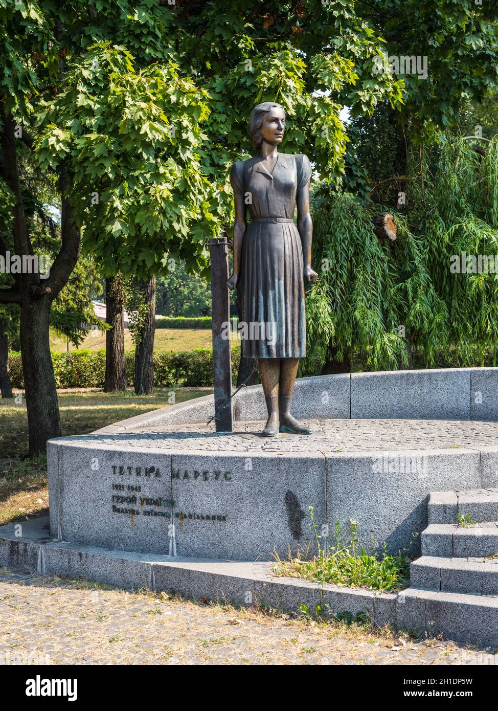 Kiew, Ukraine - 3. September 2019: Denkmal für die Helden der Ukraine Tetyana Marcus an Babi Jar bei Kiew, Ukraine. Tatjana Markus (1921 - 1943) war ein membe Stockfoto