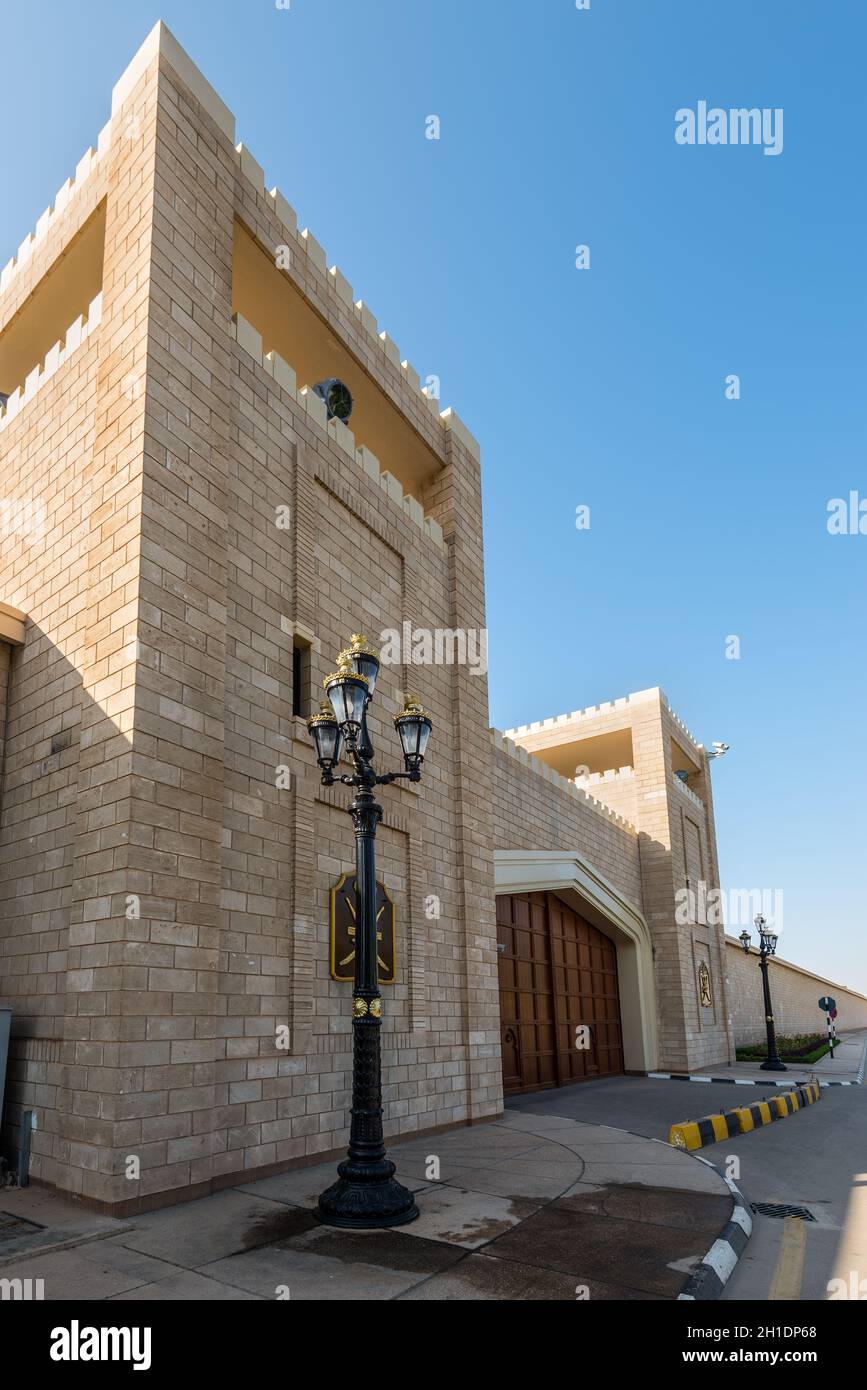 Maskat, Sultanat von Oman - 12. November 2017: Tor zum Sultan Qaboos bin Said Al-Husn Palast in der Provinz Dhofar, Salalah, Oman. Stockfoto