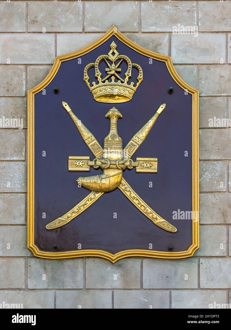 Maskat, Sultanat von Oman - November 12, 2017: das Hoheitszeichen des Sultanats Oman (Wappen) an der Wand der Sultan Qaboos bin Said Stockfoto