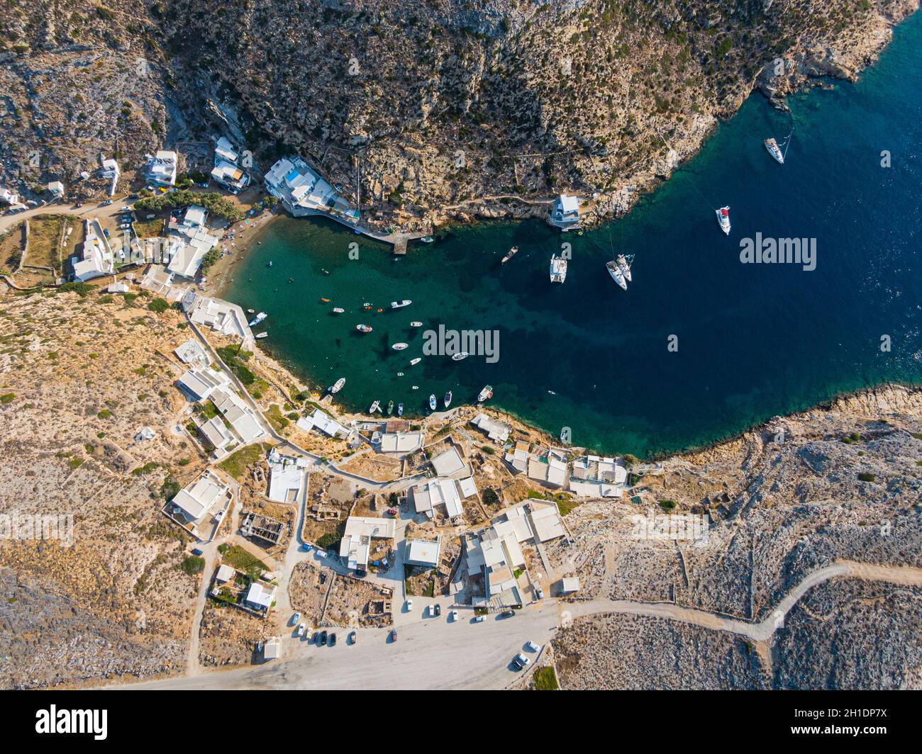 Luftaufnahme der Bucht von Cheronissos und des Hafens, griechische Insel Sifnos Stockfoto