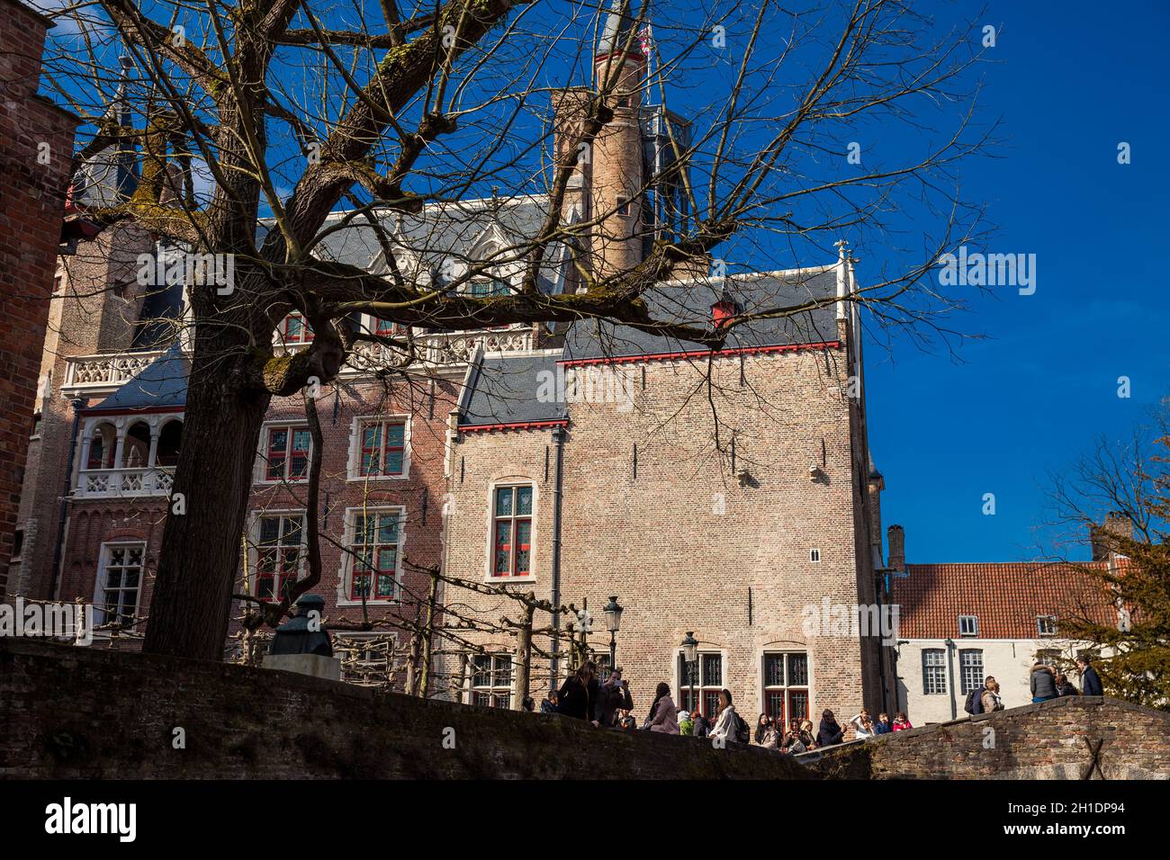 Brügge, Belgien - März 2018: Bonifacius Brücke und das Gebäude mit der kleinsten Fenster des historischen Brügge Zentrum Stockfoto