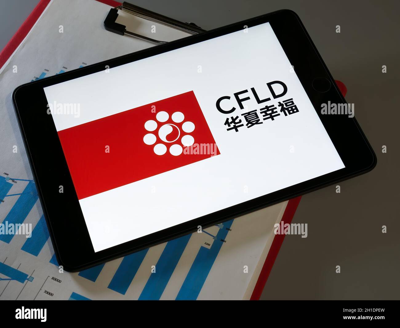 KIEW, UKRAINE - 13. Oktober 2021. Tablet mit China Fortune Land Development CFLS-Logo. Stockfoto
