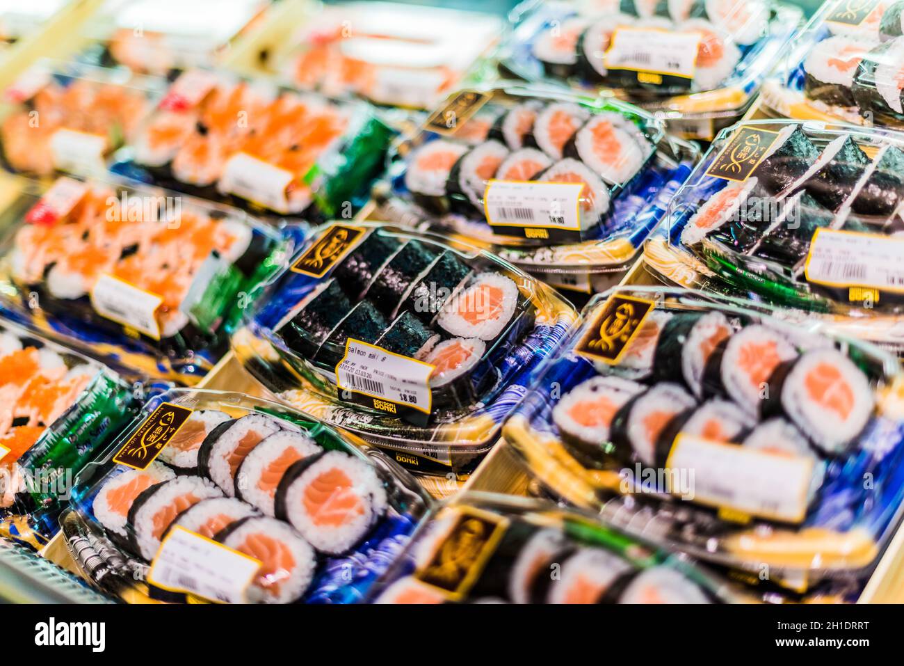 SINGAPUR - 3. MÄRZ 2020: Fertig verpacktes, verzehrfertiges Sushi, das in einem handelsüblichen Kühlschrank zum Verkauf steht Stockfoto