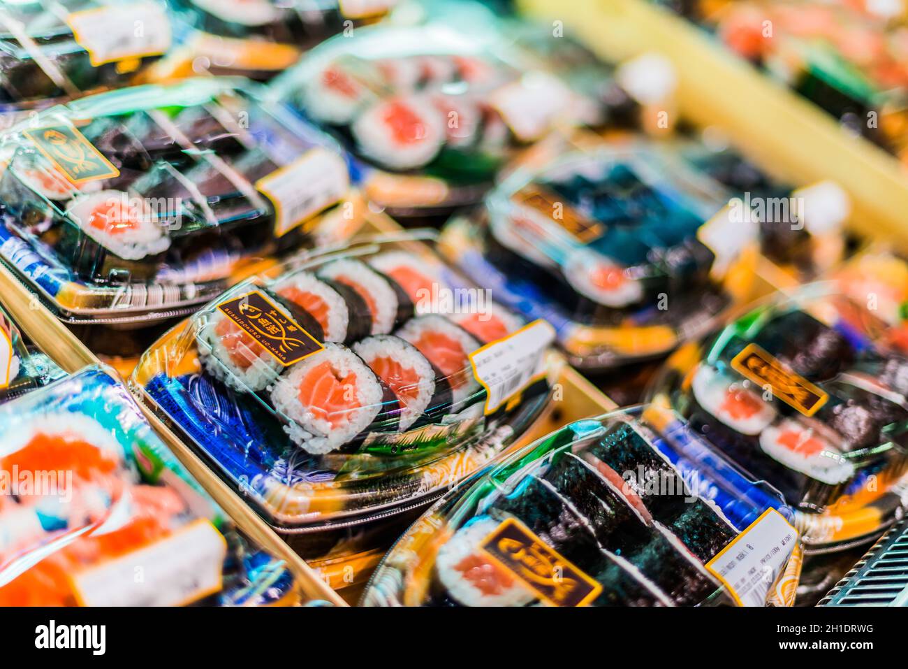 SINGAPUR - 3. MÄRZ 2020: Fertig verpacktes, verzehrfertiges Sushi, das in einem handelsüblichen Kühlschrank zum Verkauf steht Stockfoto