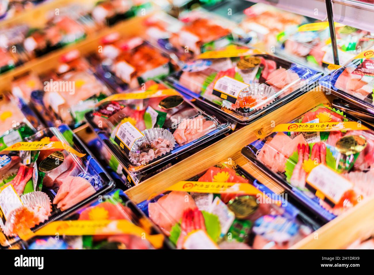 SINGAPUR - MAR 3, 2020: Fertigverpackte, verzehrfertige Meeresfrüchte, die in einem handelsüblichen Kühlschrank zum Verkauf stehen Stockfoto