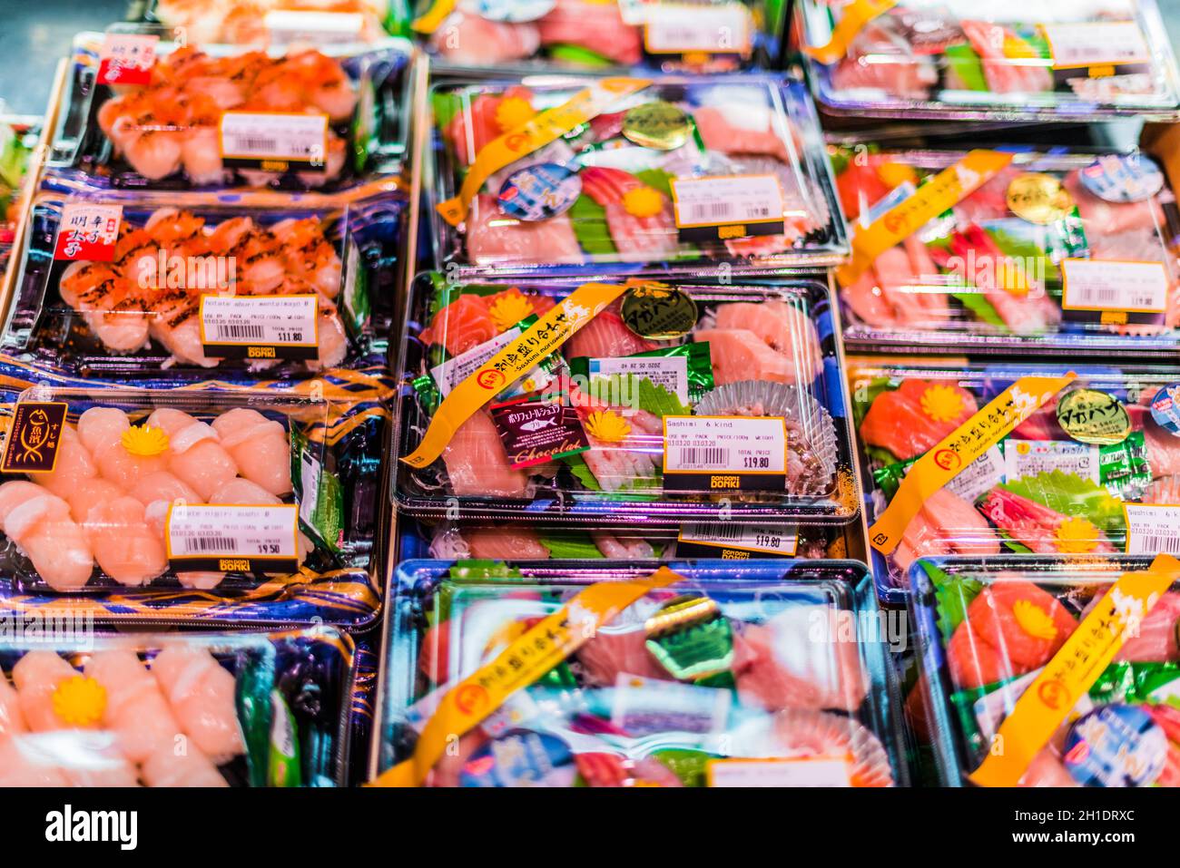 SINGAPUR - MAR 3, 2020: Fertigverpackte, verzehrfertige Meeresfrüchte, die in einem handelsüblichen Kühlschrank zum Verkauf stehen Stockfoto
