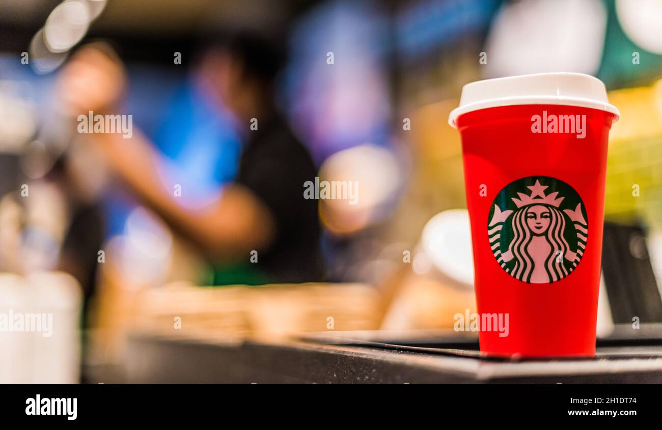 DOHA, KATAR 28. FEB 2020 Eine Papiertasse Kaffee in Starbucks Coffee