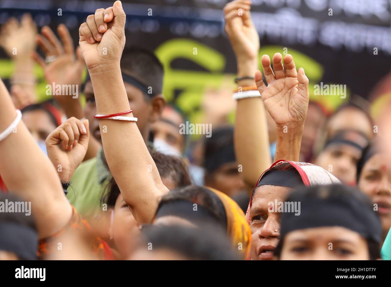 Demonstranten nehmen unter dem Banner der ISKCON am Shamibag Ashram an einer Demonstration Teil, um nach den Angriffen auf Hindu-Tempel und Puja-Schauplätze im ganzen Land an der Shahbagh-Kreuzung von Dhaka am 18. Oktober 2021 in Dhaka, Bangladesch, zu protestieren. (Foto von Harun-or-Rashid/ Eyepix Group) Stockfoto