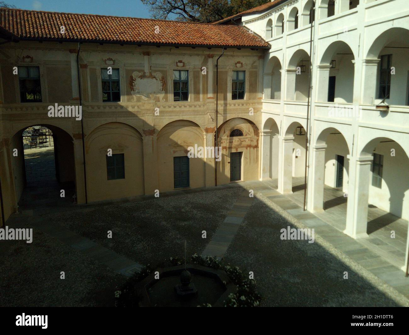 Blick auf ein Steingebäude. Hochwertige Fotos Stockfoto