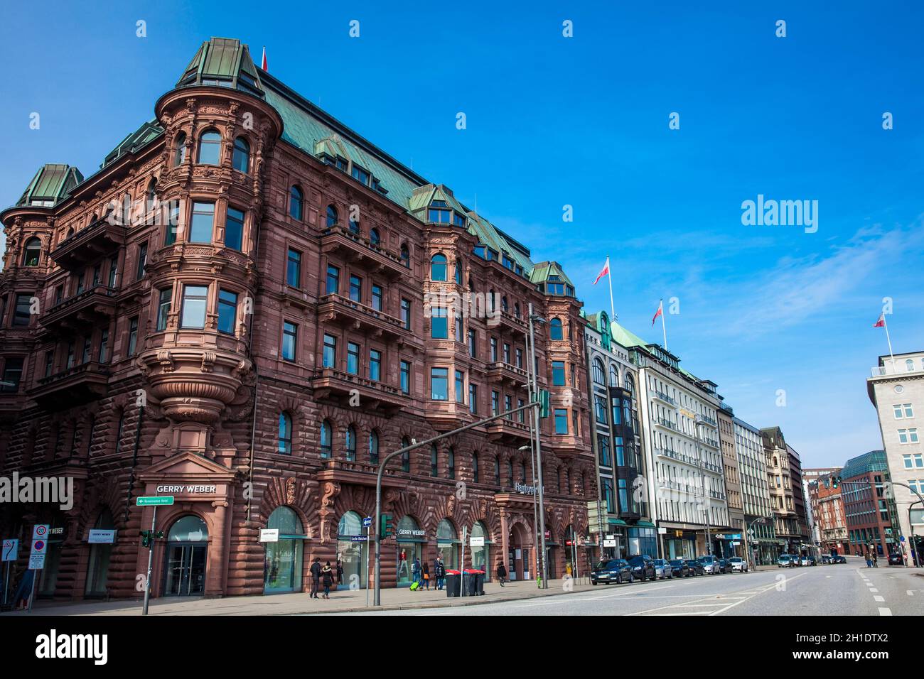 HAMBURG, DEUTSCHLAND - März, 2018: Die schöne Hamburger Hof Gebäude an der Städtischen promenade Jungfernstieg in Hamburg Stockfoto