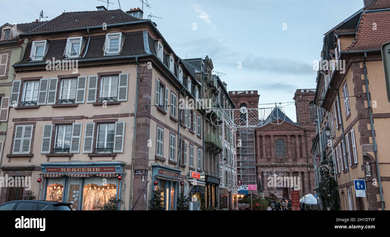 Belfort, Frankreich, 26. Dezember 2017: typische Architektur Detail von Gebäuden in der Innenstadt an einem Wintertag Stockfoto