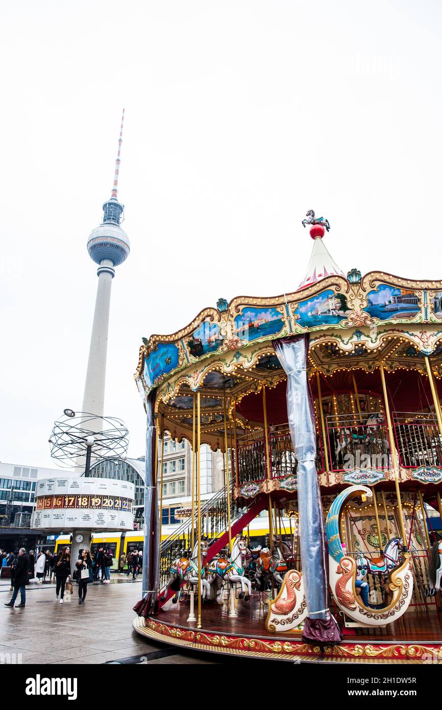 BERLIN, DEUTSCHLAND - MÄRZ 2018: Bunte alte Mode Karussell am Alexanderplatz in Berlin City Centre am kalten Ende des Winters Tag entfernt Stockfoto