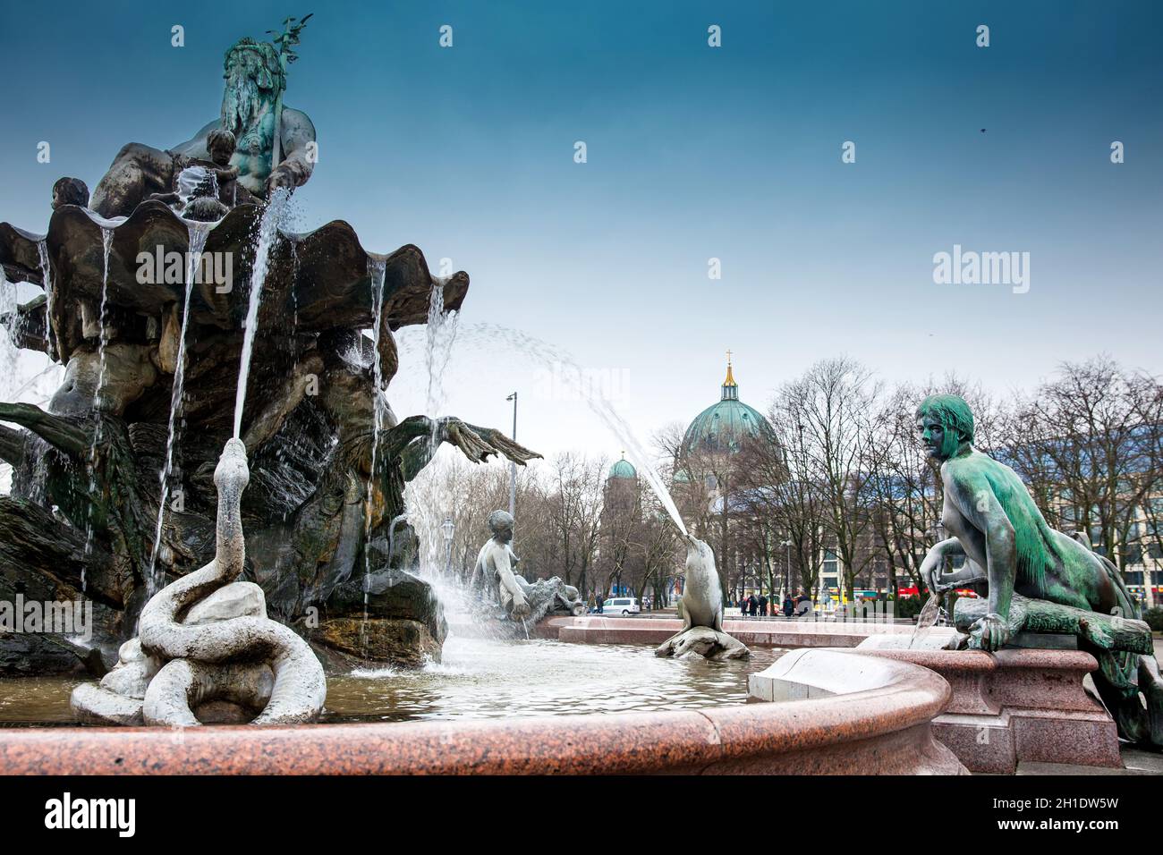 BERLIN, DEUTSCHLAND - MÄRZ, 2018: Das antike Neptun Brunnen im Jahr 1891 von Reinhold Begas in einem kalten Winter Tag ausgelegt Stockfoto