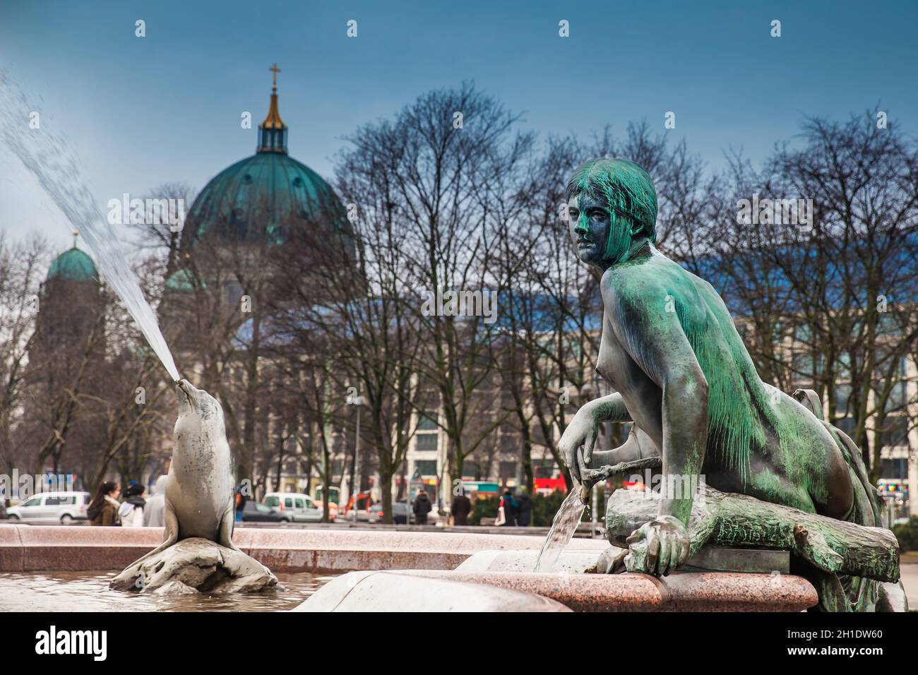 BERLIN, DEUTSCHLAND - MÄRZ, 2018: Das antike Neptun Brunnen im Jahr 1891 von Reinhold Begas in einem kalten Winter Tag ausgelegt Stockfoto