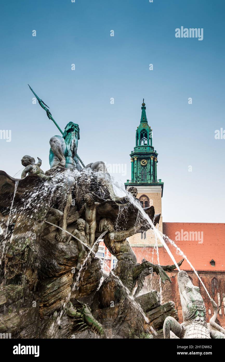 BERLIN, DEUTSCHLAND - MÄRZ, 2018: Das antike Neptun Brunnen im Jahr 1891 von Reinhold Begas in einem kalten Winter Tag ausgelegt Stockfoto