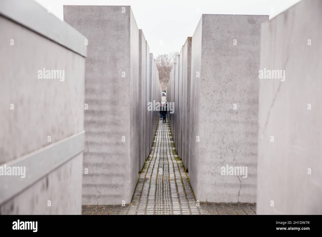 BERLIN, DEUTSCHLAND - MÄRZ 2018: Denkmal für die ermordeten Juden Europas in einer kalten und regnerischen Ende des Winters Tag Stockfoto
