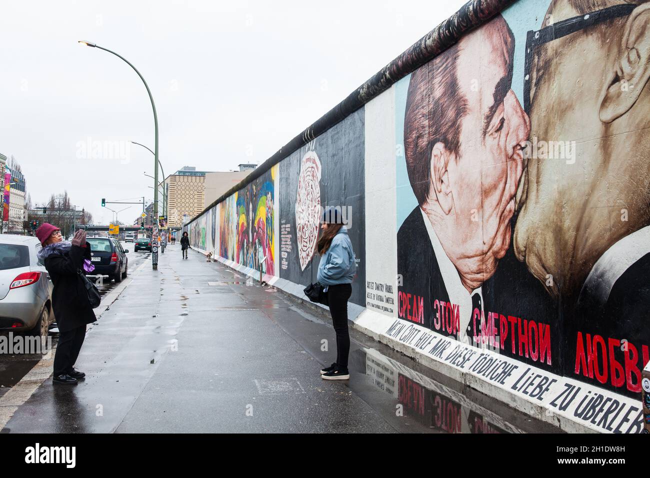 BERLIN, DEUTSCHLAND - MÄRZ 2018: Touristen an der Mauer Museum East Side Gallery auf einem kalten Ende des Winters Tag Stockfoto