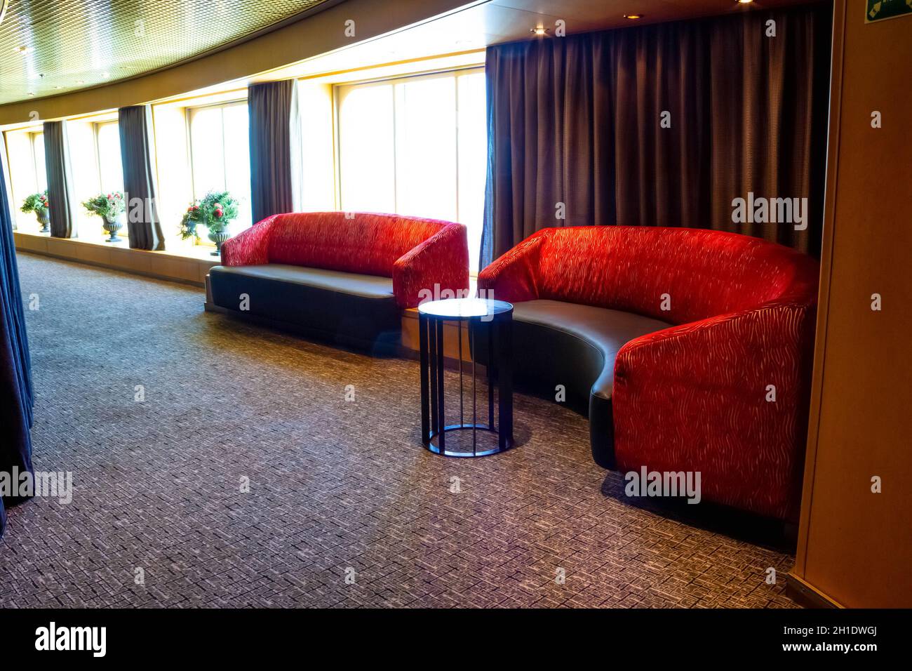 Fort Lauderdale - 9. Dezember 2019: Das Fragment des Innenraums des Holland-Amerika-Kreuzfahrtschiffs Eurodam am Seehafen Port Everglades in Fort Lauderdale, Flo Stockfoto