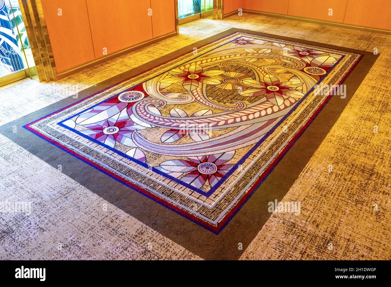 Fort Lauderdale - 9. Dezember 2019: Das Fragment des Innenraums des Holland-Amerika-Kreuzfahrtschiffs Eurodam am Seehafen Port Everglades in Fort Lauderdale, Flo Stockfoto