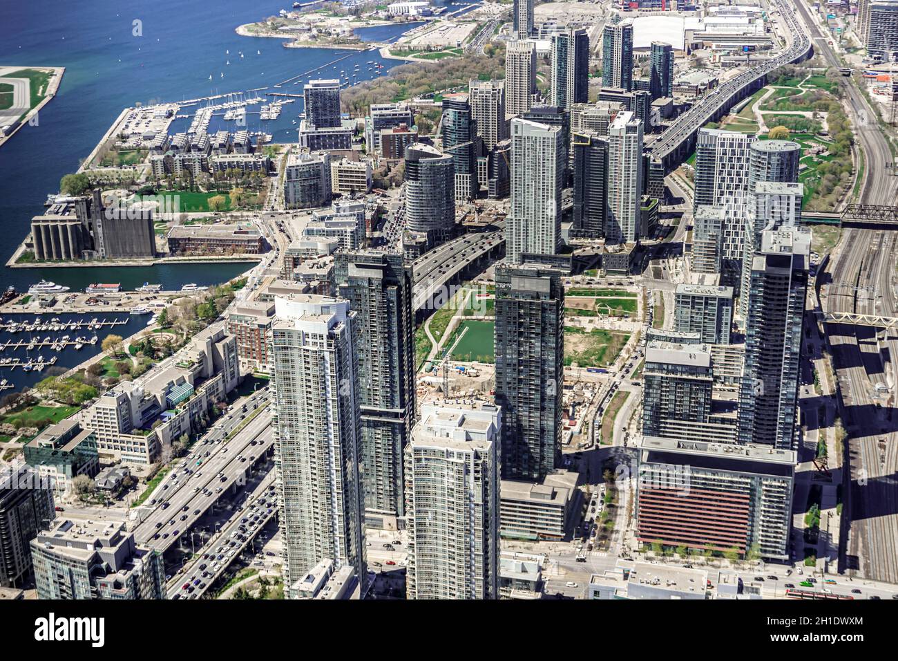 Luftaufnahmen von der Innenstadt und dem Hafen von Toronto von der Spitze des CN Tower, Kanada. Stockfoto