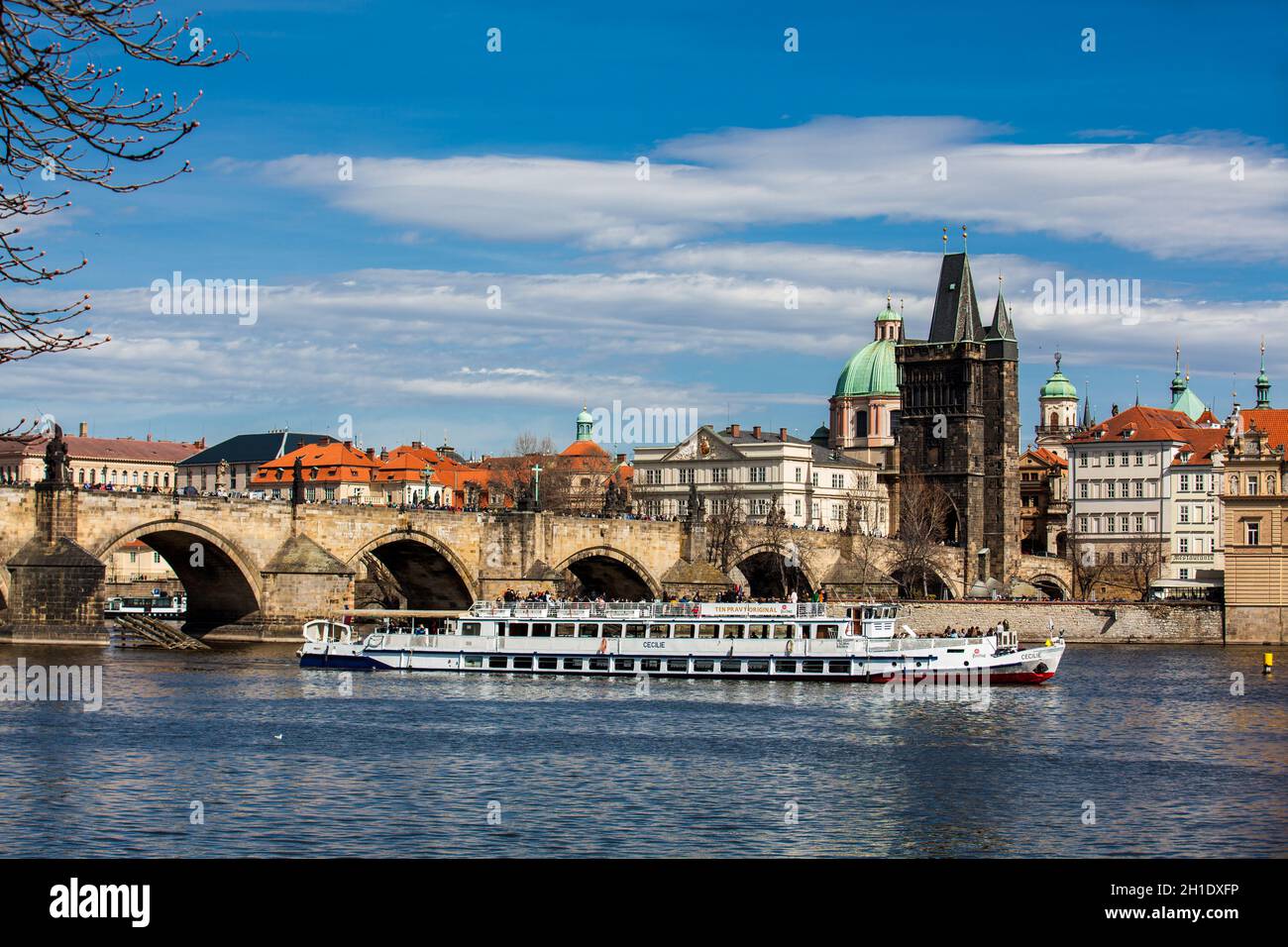 Prag, tschechische Republik - April, 2018: Die schöne Altstadt von Prag, die Moldau und die berühmte Karlsbrücke von Kampa Park gesehen Stockfoto