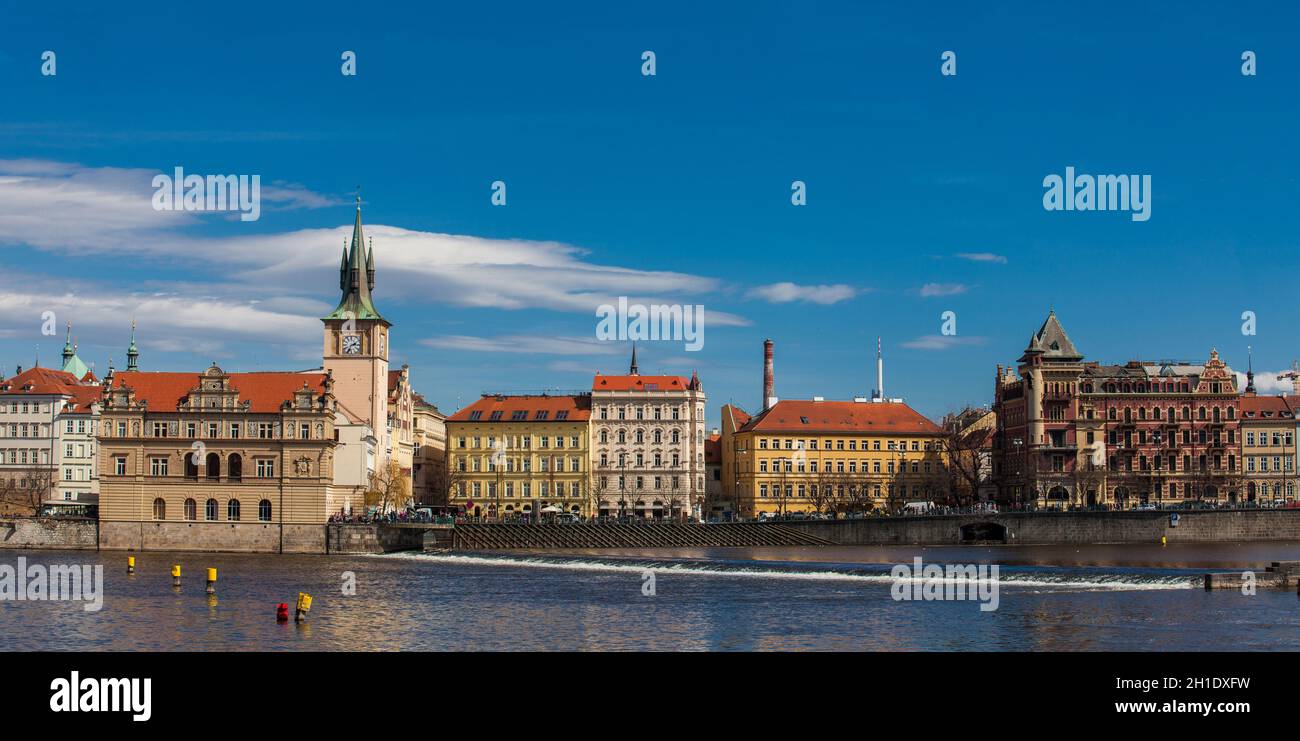 Prag, tschechische Republik - April, 2018: Die schöne Altstadt von Prag, die Moldau von Kampa Park gesehen Stockfoto