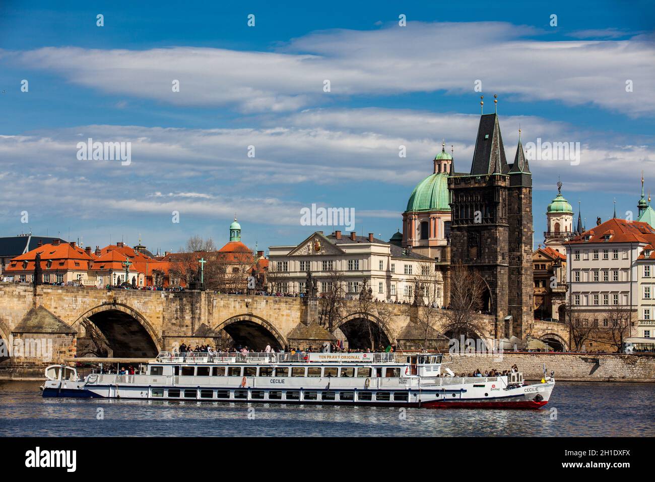 Prag, tschechische Republik - April, 2018: Die schöne Altstadt von Prag, die Moldau und die berühmte Karlsbrücke von Kampa Park gesehen Stockfoto
