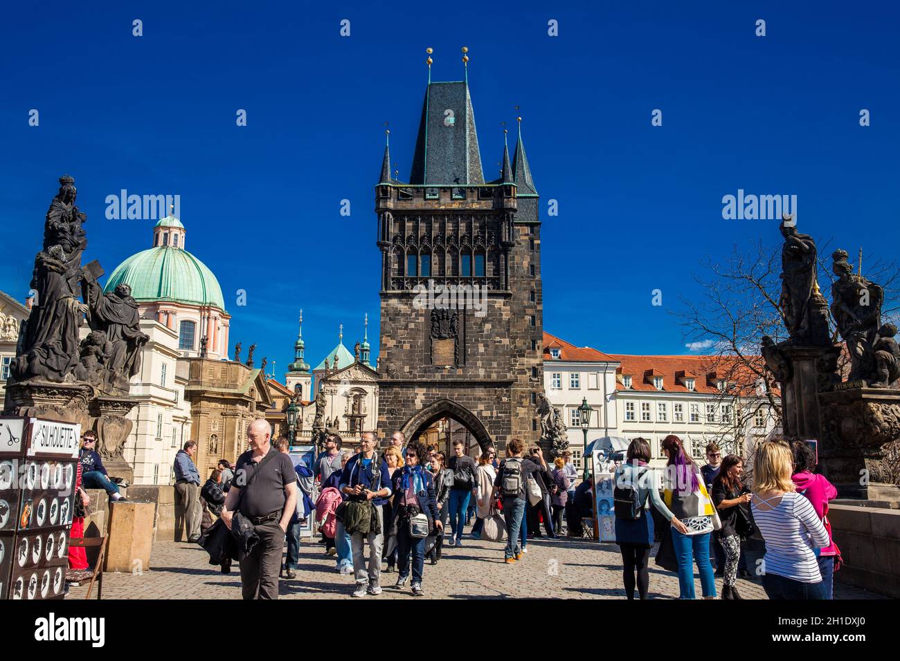 Prag, tschechische Republik - April 2018: Touristen an der berühmten mittelalterlichen Karlsbrücke in einem schönen sonnigen Tag im Frühjahr Stockfoto