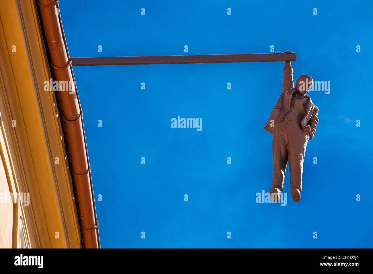 Prag, tschechische Republik - April 2018: Skulptur des Psychoanalytikers Sigmund Freud hängen von einer Hand genannt Man heraus hängen von der Künstlerin Davi erstellt Stockfoto