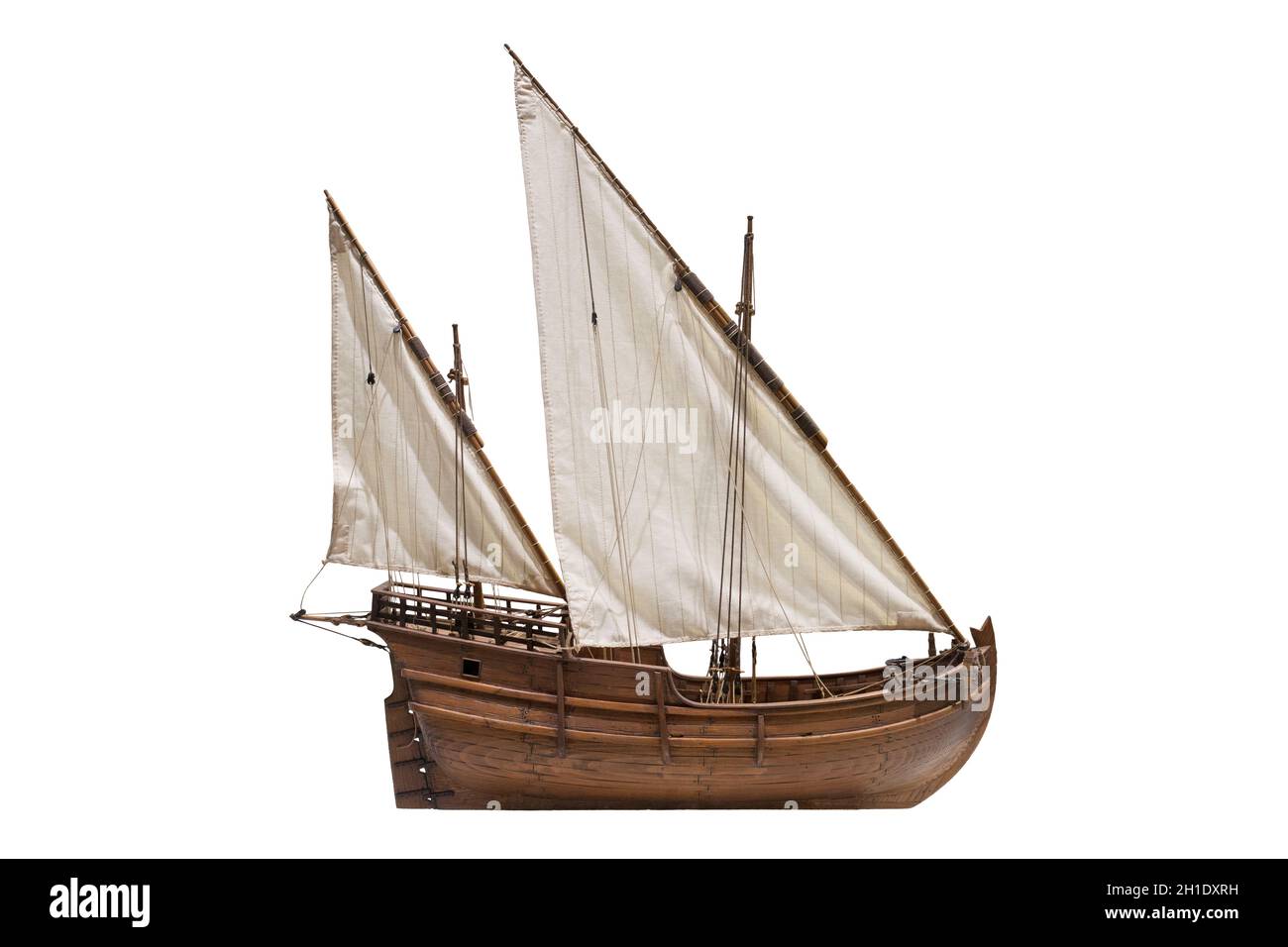 2 Mast Latein getakelter Wohnwagen. Bekannt als Entdeckung Karavelle, 15. Jahrhundert. Marinemuseum, Lissabon, Portugal Stockfoto
