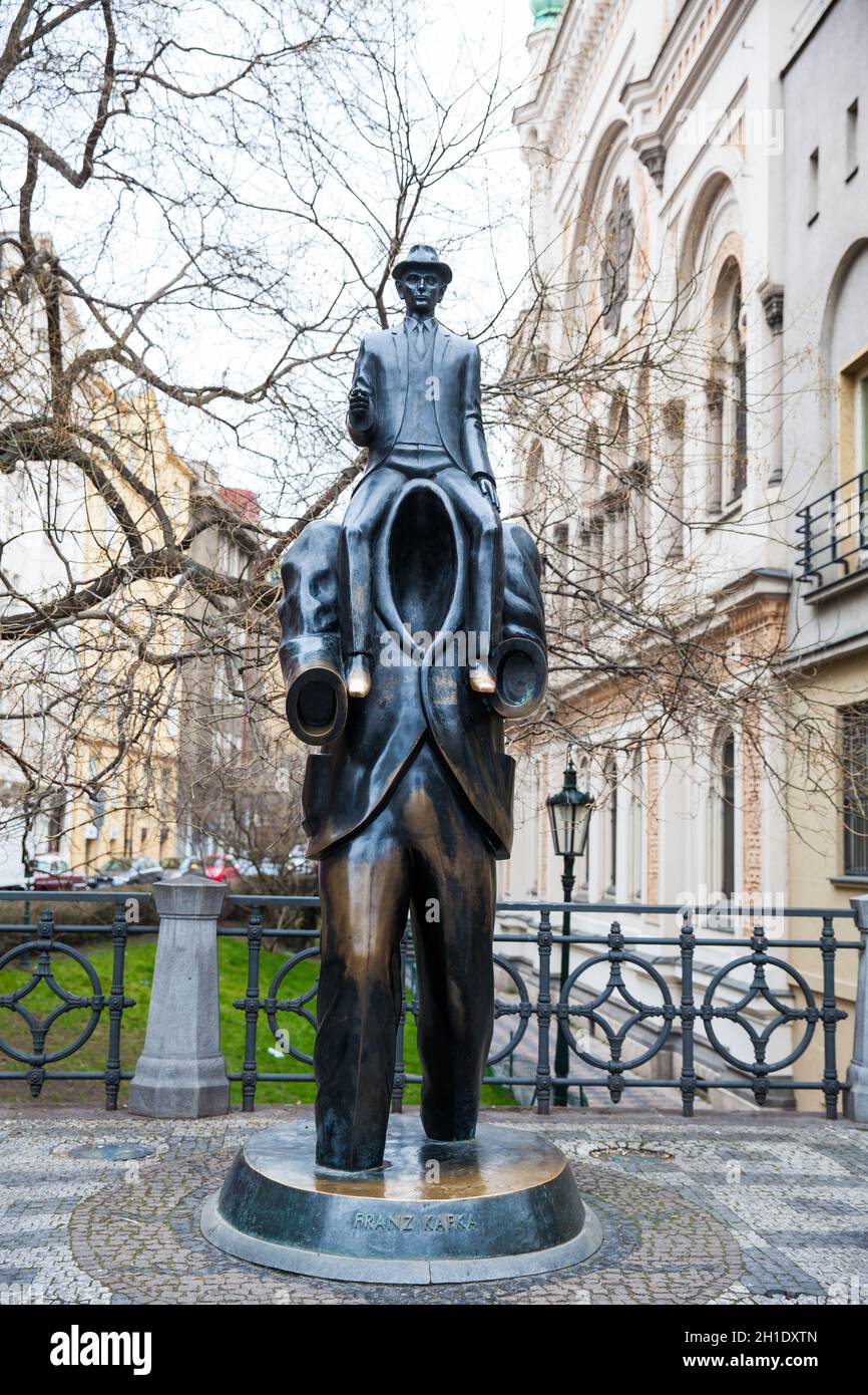 Prag, tschechische Republik - April 2018: Die Statue von Franz Kafka eine Skulptur des Künstlers Jaroslav Róna Stockfoto