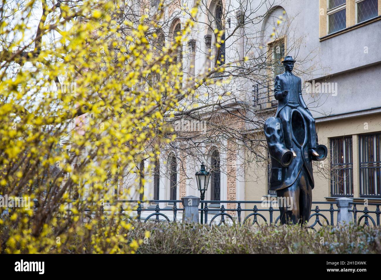 Prag, tschechische Republik - April 2018: Die Statue von Franz Kafka eine Skulptur des Künstlers Jaroslav Róna Stockfoto