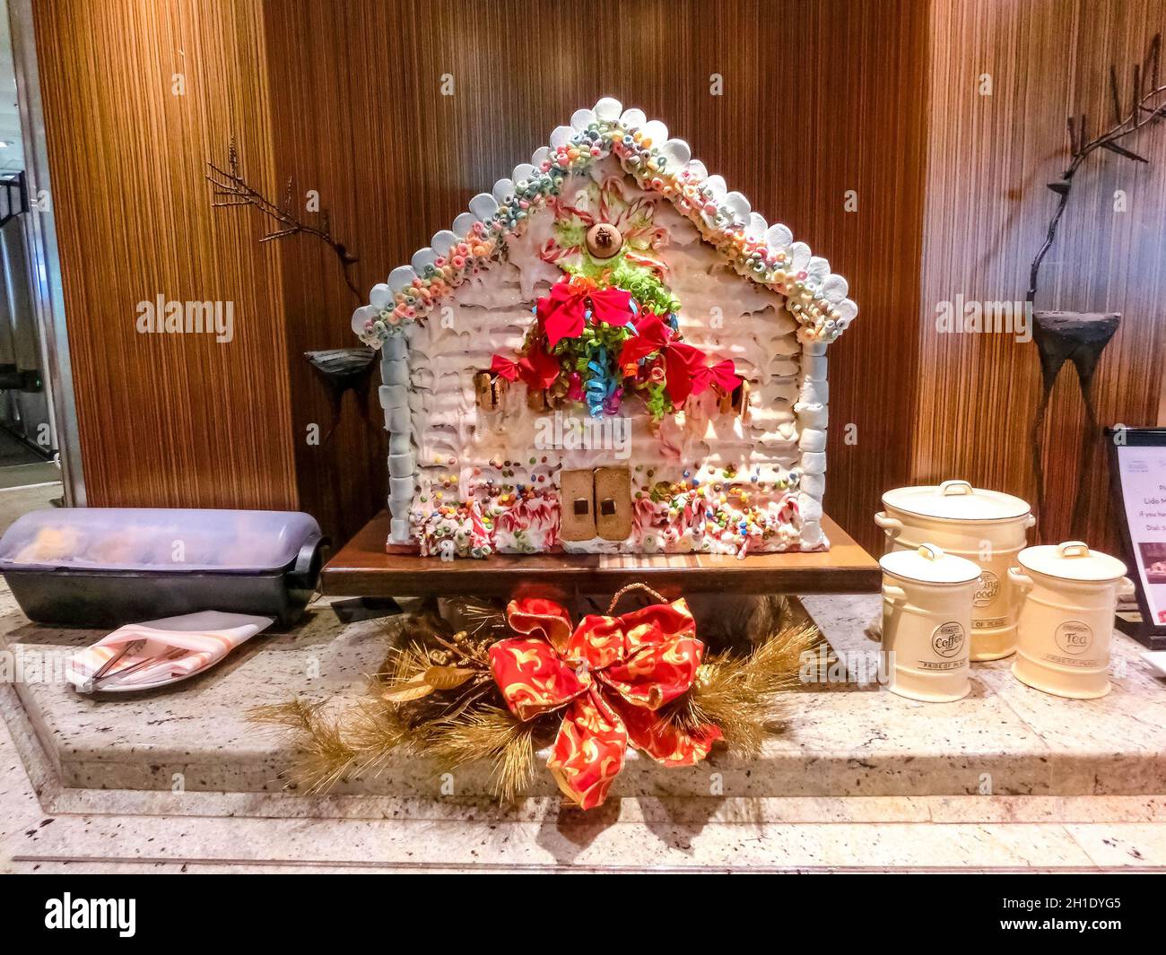 Fort Lauderdale - 9. Dezember 2019: Die weihnachtsdekoration im Inneren des Holland America-Kreuzfahrtschiffs Eurodam im Hafen Port Everglades in Fort Lau Stockfoto