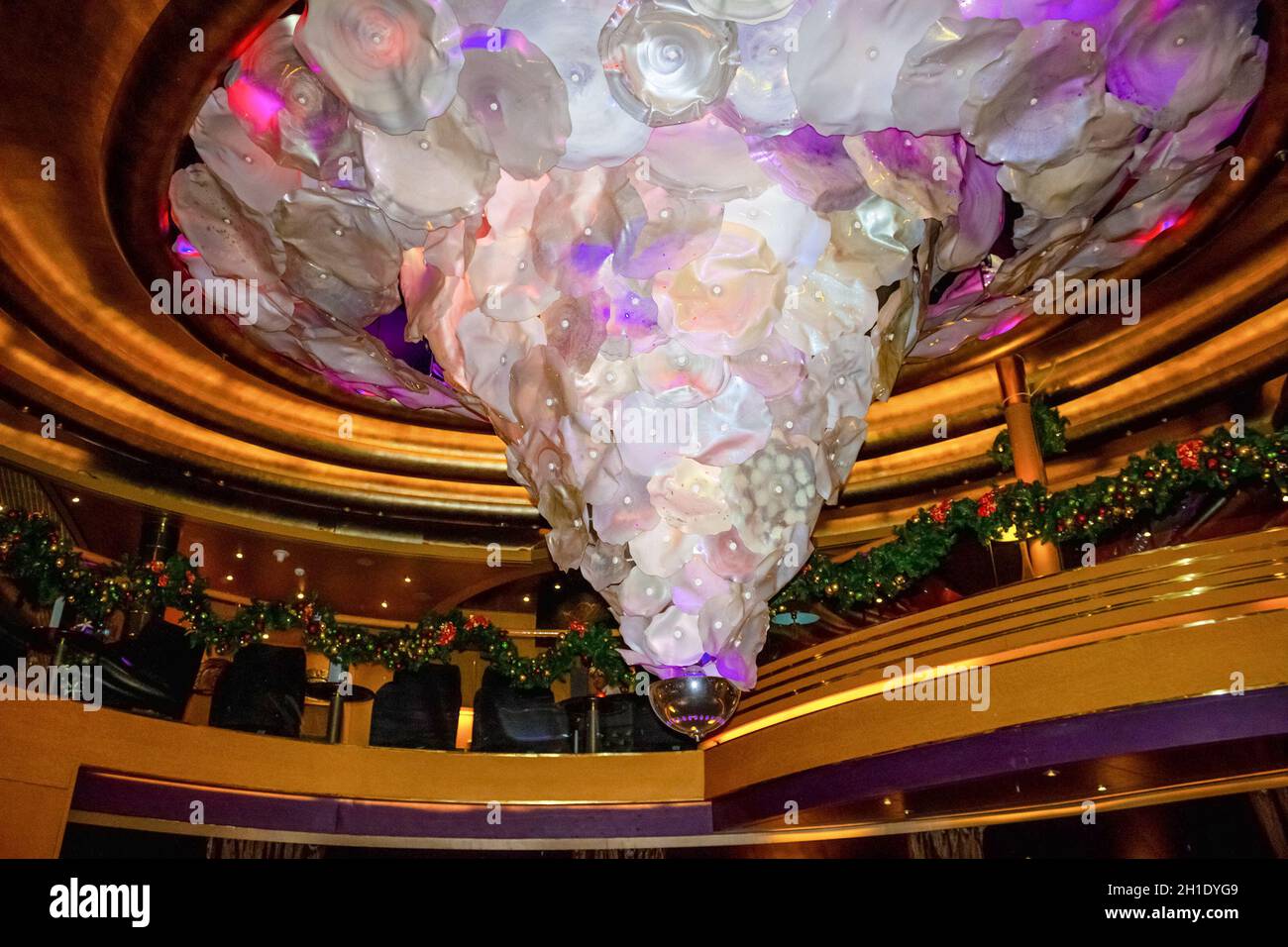 Fort Lauderdale - 9. Dezember 2019: Das Fragment des Innenraums des Holland-Amerika-Kreuzfahrtschiffs Eurodam am Seehafen Port Everglades in Fort Lauderdale, Flo Stockfoto