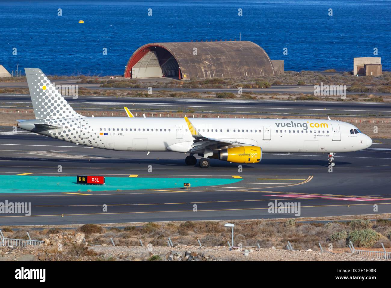 Gran Canaria, Spanien – 24. November 2019: Vueling Airbus A321 am Flughafen Gran Canaria (LPA) in Spanien. Airbus ist ein europäischer Flugzeughersteller Stockfoto