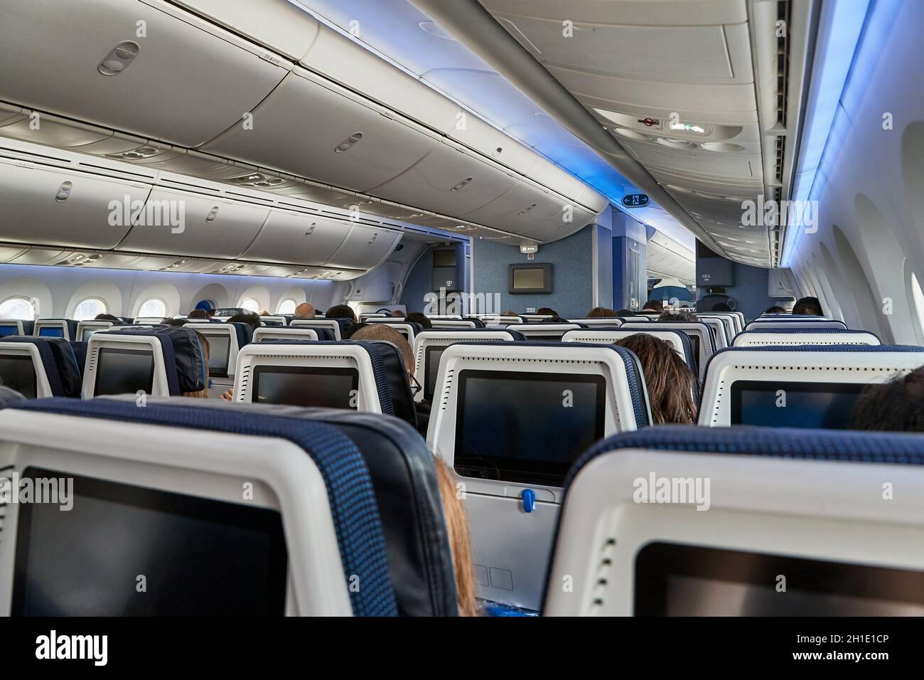 Flugzeug innen voll passagiere -Fotos und -Bildmaterial in hoher ...