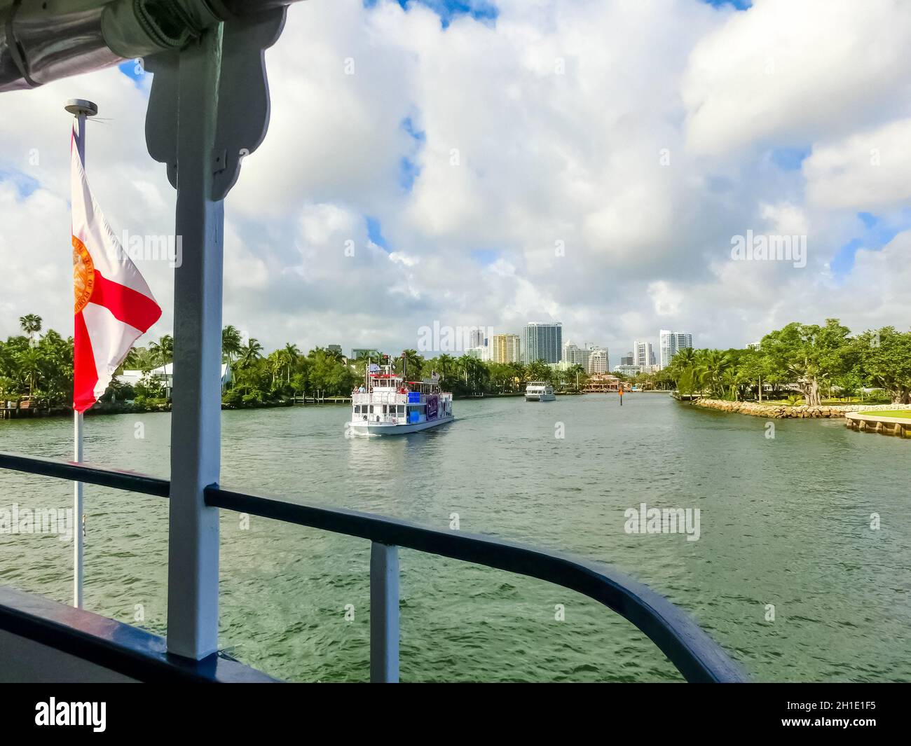 Fort Lauderdale - 11. Dezember 2019: Die Menschen auf dem Schiff, beliebte Touristenattraktion von Ft. Lauderdale, Florida zeigt den Strand, Yachten Stockfoto