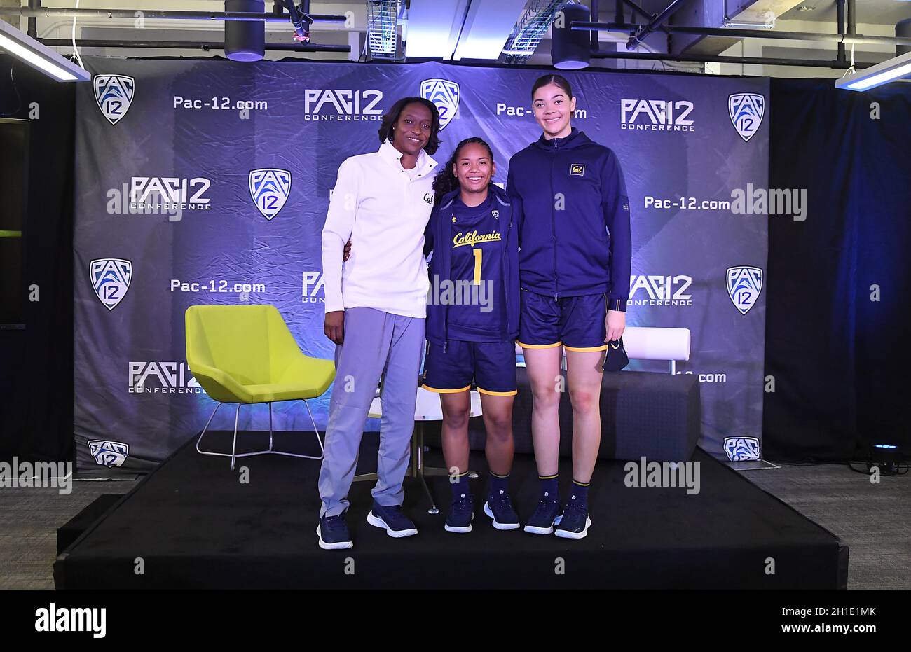 CAL Bears Charmin Smith (links), Leilani McIntosh (Mitte) und Dalayah Daniels posieren für Bilder während des Pac-12 Women's Basketball Media Day, Dienstag, OC Stockfoto