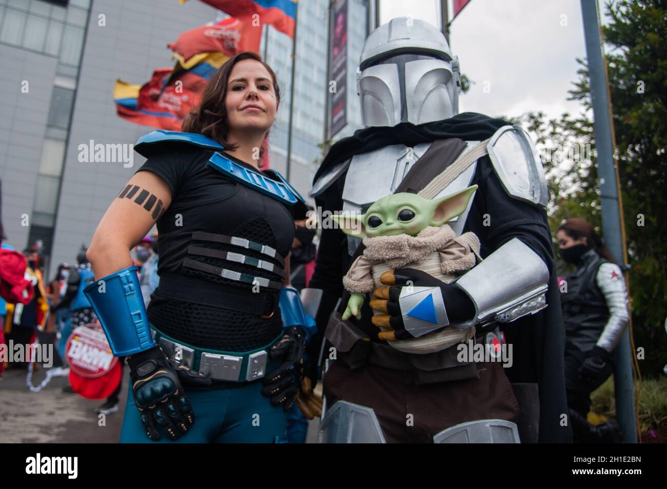 Star Wars-Fans cosplay Bo Katan und Mando-Charaktere aus Star Wars: The Mandaloriana TV-Show am ersten Tag des SOFAS (Salon del Ocio y la Fan Stockfoto