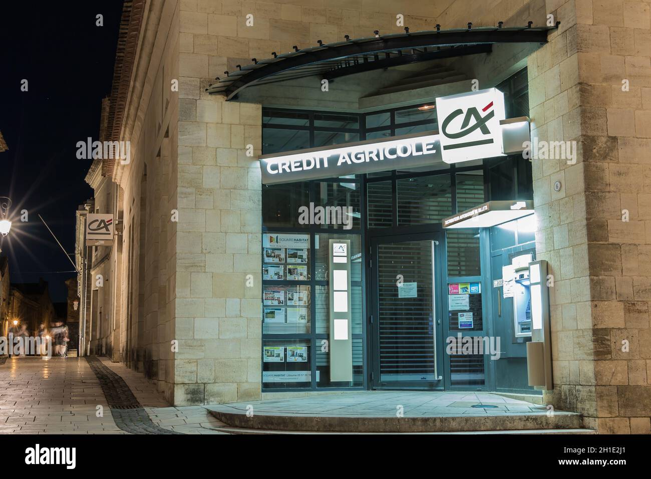 Saint-Emilion, Frankreich - 05. Mai 2017 : Fassade einer Agentur der französischen Handelsbank Credit Agricole im historischen Stadtzentrum an einem Frühlingsabend Stockfoto