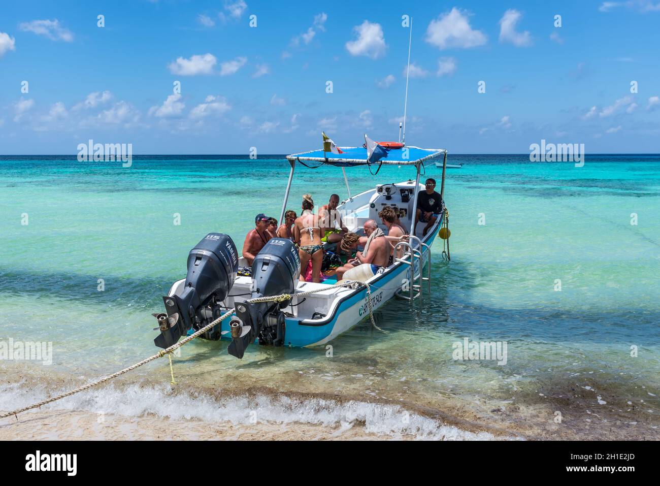 Cozumel, Mexiko - 24. April 2019: Touristen fahren auf einem leeren Palancar Strand in Playa Palancar, Quintana Roo, Cozumel Insel, Mexiko. Stockfoto