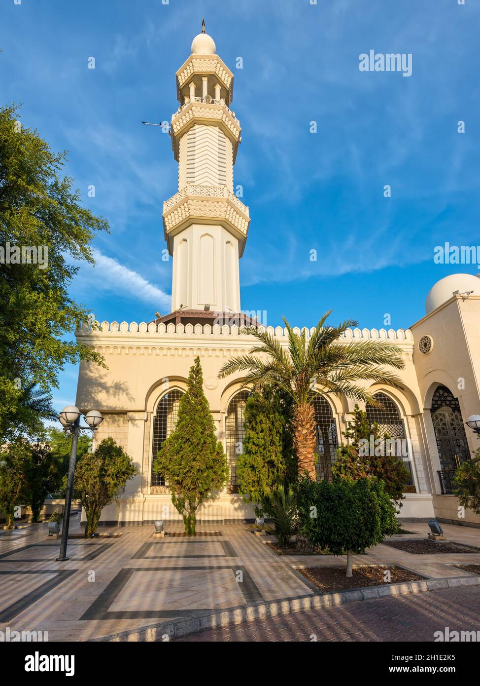 Aqaba, Jordanien - November 6, 2017: Die größte Jordanischen Moschee nachgeprüft und Al-Hussein-Bin Ali im Zentrum von Aqaba, Jordanien. Stockfoto