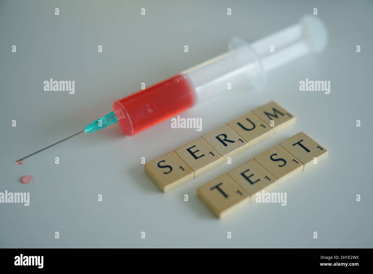 Symbolfoto, Symbolbild Symbolbild einer Spritze mit Blut für einen Serumtest zur Abwehr von Coronaviren und Krisen Stockfoto