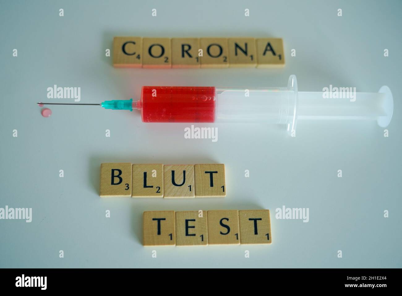 Symbolfoto, Symbolbild Corona BlutTest mit Blutentnahme durch eine Spritze Stockfoto