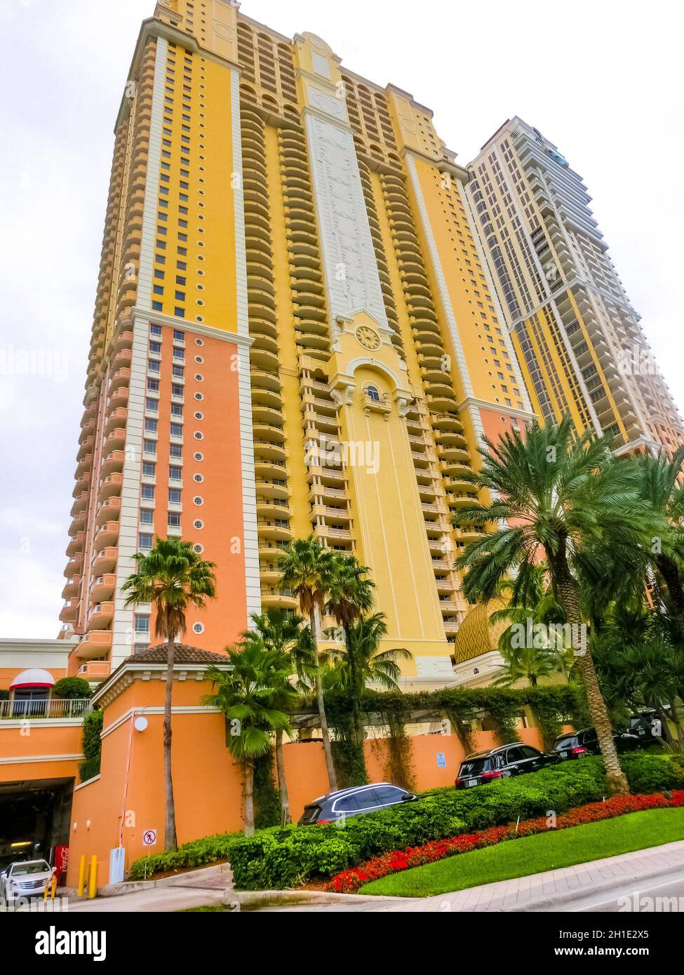 Miami, Vereinigte Staaten von Amerika - 30. November 2019: Miami Beach in Florida mit luxuriösen Apartments in Strandnähe in der Collins Avenue in Miami, United S. Stockfoto